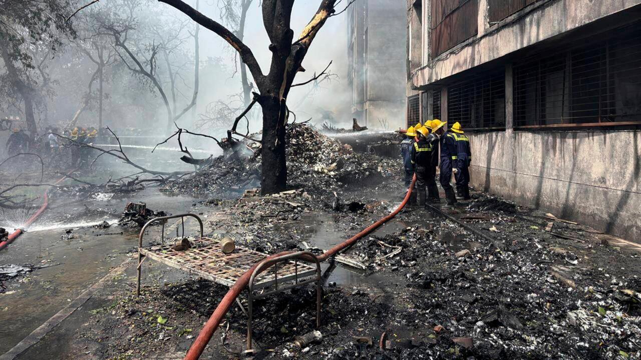 Flugzeug in Indien abgestürzt - viele Tote befürchtet