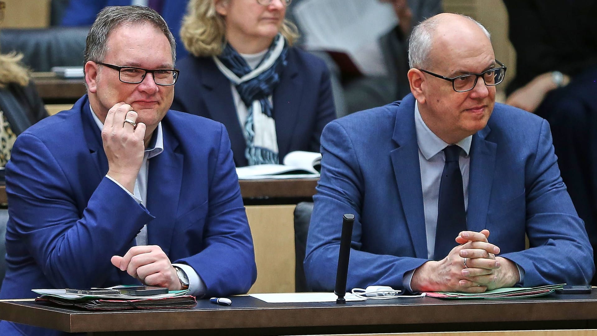 Finanzsenator Björn Fecker (Grüne) und Bürgermeister Andreas Bovenschulte (SPD) im Bundesrat (Archivfoto): Die beiden wollen in Bremen kräftig sparen.