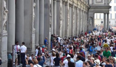 Florenz: Besucher warten vor den Uffizien