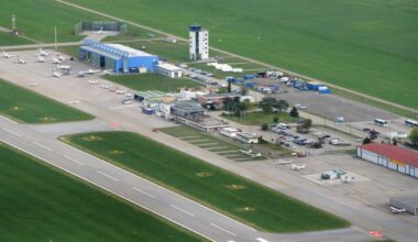 Flugzeug kommt von Landebahn ab