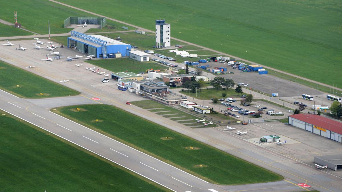 Flugzeug kommt von Landebahn ab