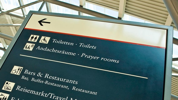 Wegweiser am Hamburger Flughafen. © picture alliance | CHROMORANGE Foto: Ralph Kerpa