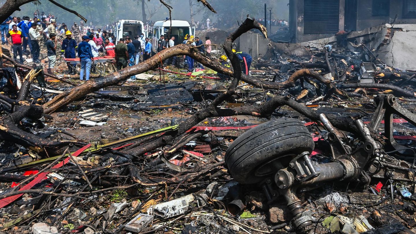 Flugzeugabsturz in Indien: Trümmerfeld am Absturzort
