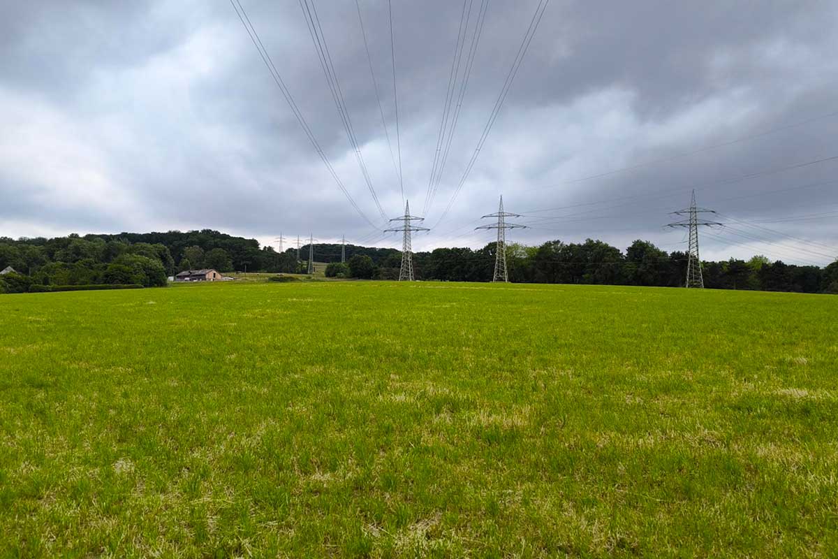 Energiewende in Wuppertal: Stadtwerke errichten erste Freiflächen-Solaranlage in Dönberg - blickfeld