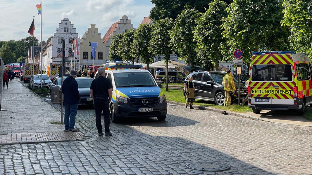 Friedrichstadt: Mann fährt in Tischgruppe vor Eisdiele | NDR.de - Nachrichten