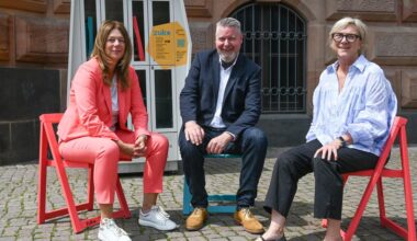 Riesen-Sonnenschirm und Gratis-Klappstühle für Wiesbaden