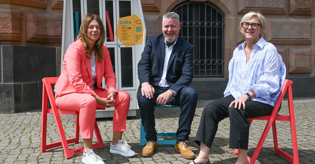 Riesen-Sonnenschirm und Gratis-Klappstühle für Wiesbaden