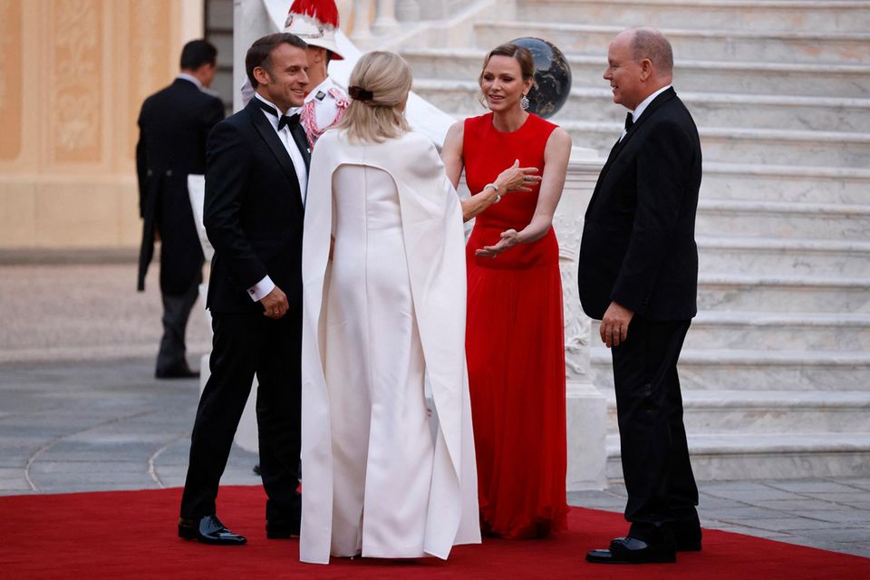Brigitte Macron und Fürstin Charlène harmonieren in Weiß und Rot. 