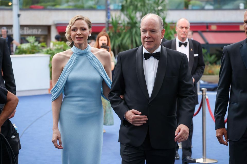 Die Falten des dünnen Stoffes von Fürstin Charlènes Kleid werden im Tageslicht sichtbar.