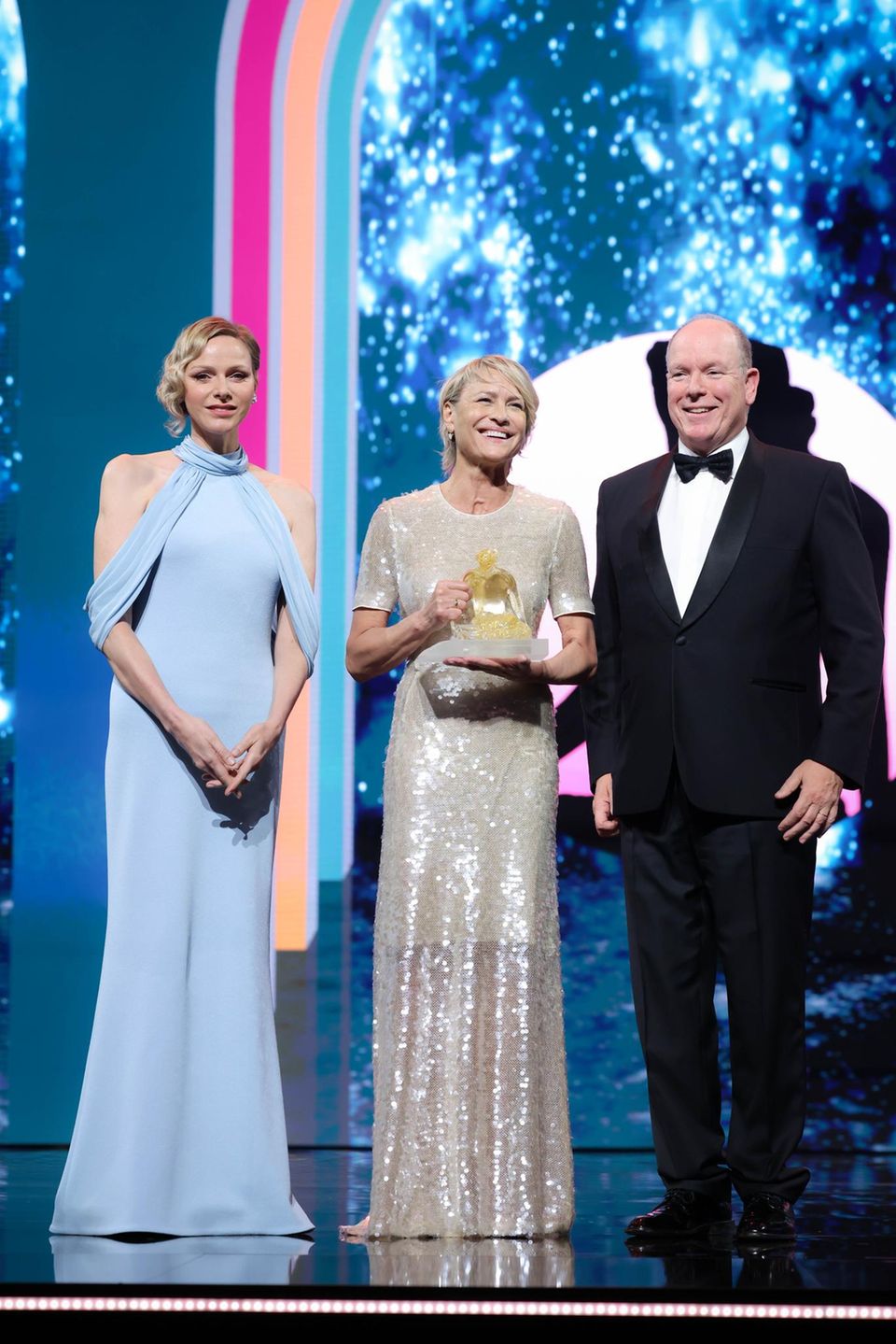 Fürstin Charlène und Fürst Albert überreichen einen Preis an Schauspielerin Robin Wright. 