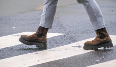 Eine Person läuft über einen Zebrastreifen.
