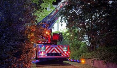 Brand in Mehrfamilienhaus in Essen - Drehleiter im Einsatz