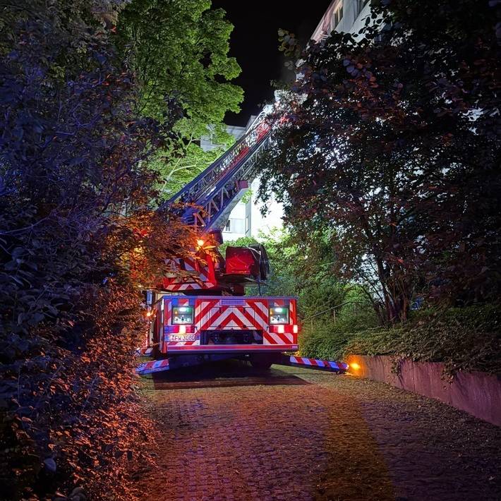 Brand in Mehrfamilienhaus in Essen - Drehleiter im Einsatz