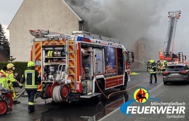 FW-MG: Brand im Dachgeschoss eines Mehrfamilienhauses in Uedding - Wohnung unbewohnbar
