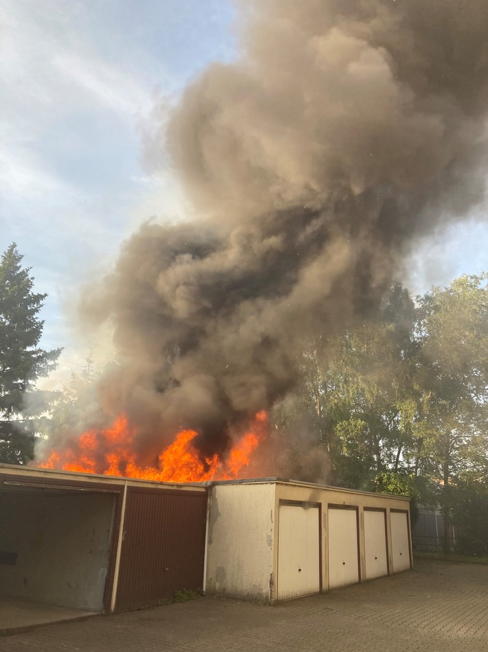FW-OB: Brand auf der Duisburger Straße - Gartenlaube und mehrere Garagen betroffen