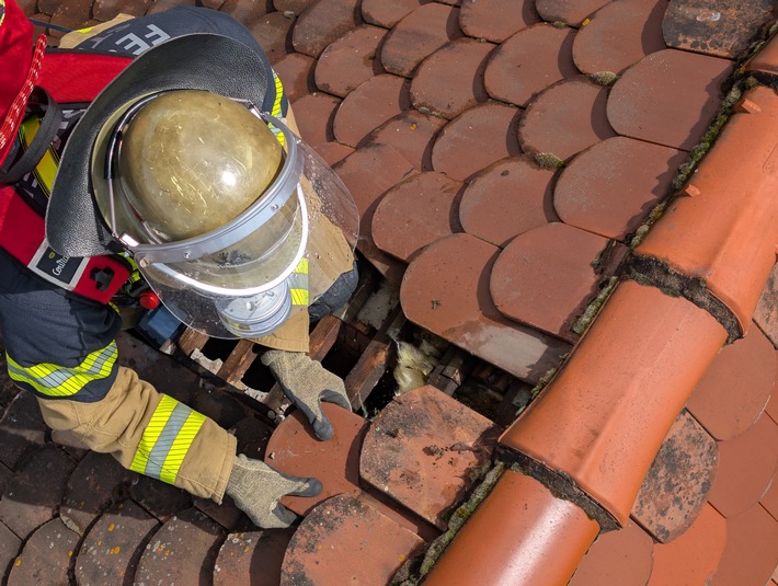 FW Stuttgart: Dehnfugenbrand führt zu langwierige Löscharbeiten