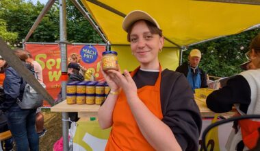 Ost-Influencerin gewinnt Senf-Wette bei Garagenfestival in Chemnitz