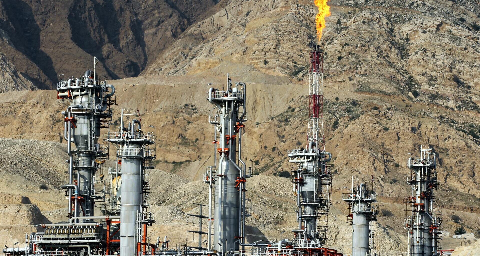 Eine Flamme brennt am Turm einer Anlage auf dem South Pars Gas Feld im Iran.
