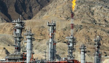 Eine Flamme brennt am Turm einer Anlage auf dem South Pars Gas Feld im Iran.