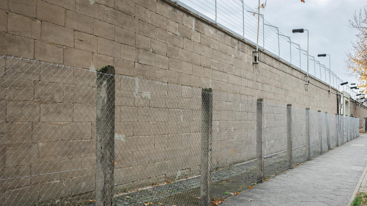 Mann in NVA-Uniform will Stasi-Gefängnis wieder in Betrieb nehmen