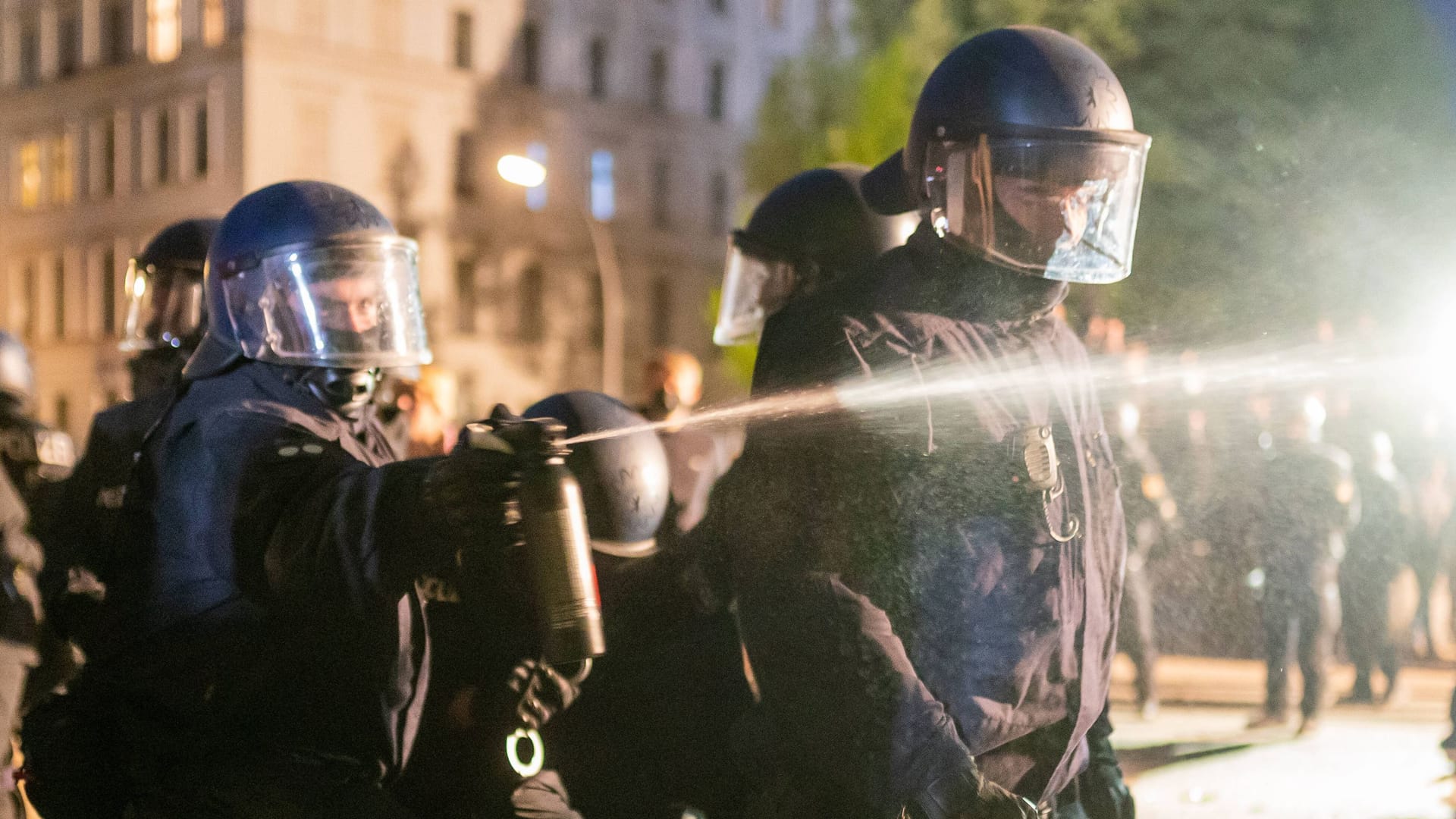 Gefahrenabwehr (Archivbild): Ein Berliner Polizist versprüht während einer Demonstration Pfefferspray.