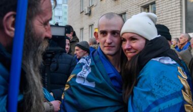 Ein Mann und eine Frau umarmen sich und blicken in die Kamera im Rahmen eines Gefangenenaustauschs zwischen Russland und Ukraine
