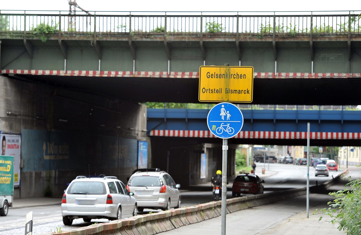 Gelsenkirchen: Gegenstände von Brücke geworfen – Opfer verletzt