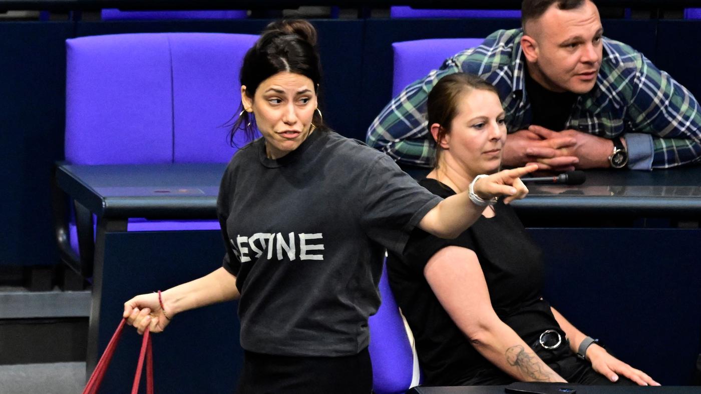 Klöckner wirft Linken-Abgeordnete Köktürk aus dem Bundestag