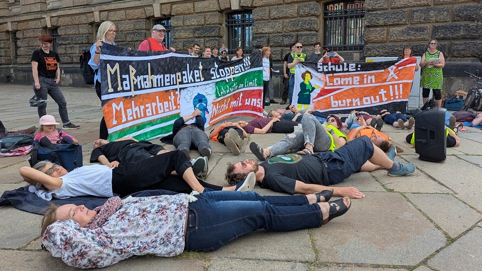 Kritik an Bildungspaket in Sachsen hält an: Protest im Liegen in Dresden