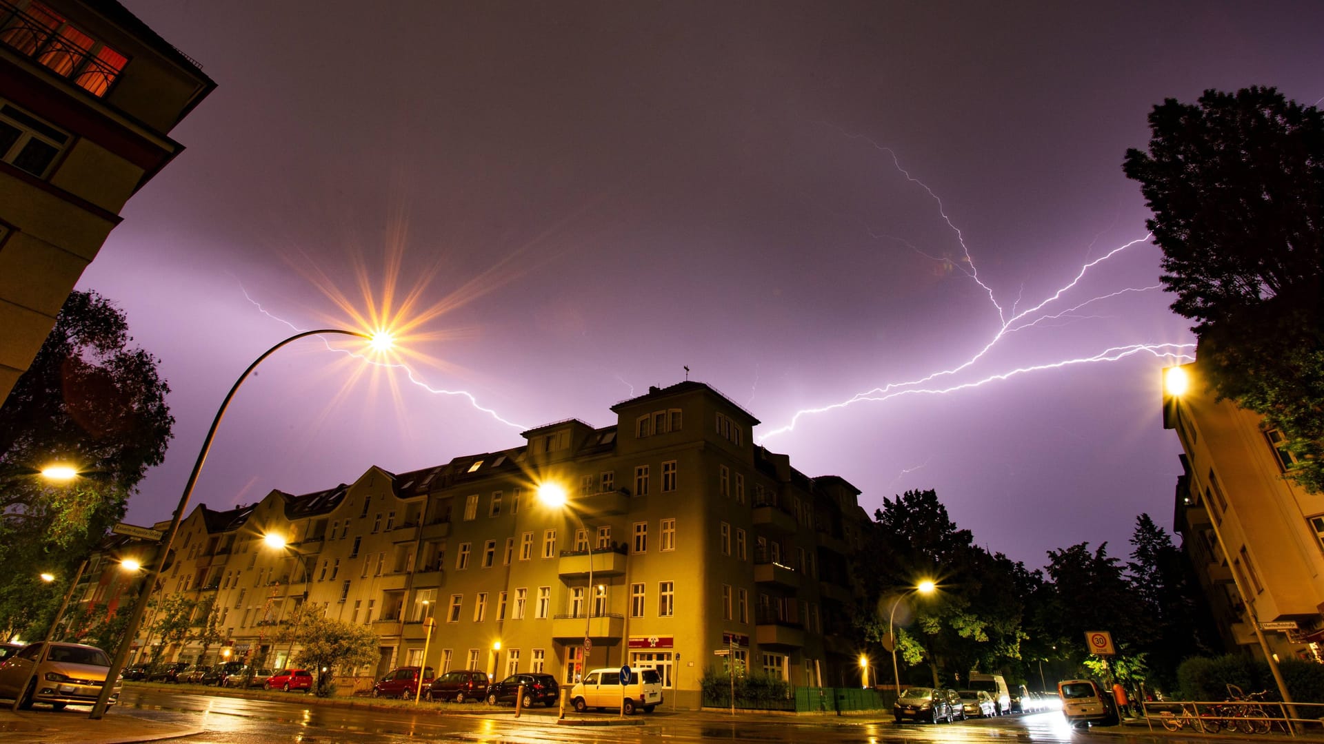 Gewitter über Berlin (Archivbild): Nach heißen Tagen kann es in der Hauptstadt ungemütlich werden.