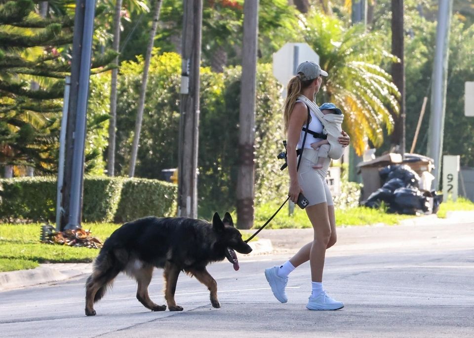 Gisele Bündchen wurde mit ihrem Baby in einer Trage und ihrem Hund in Miami fotografiert.