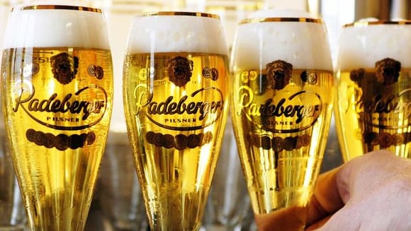 Gläser mit Radeberger (Symbolfoto): Der Absatz der Brauerei geht zurück.