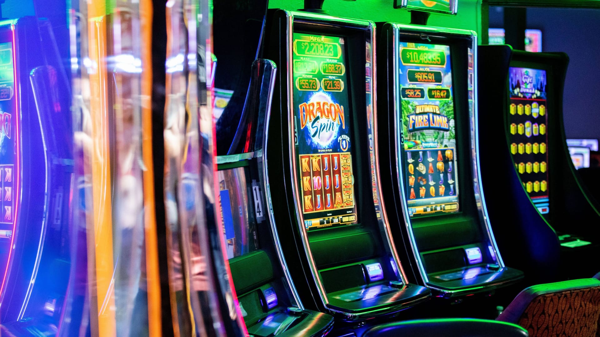 Glücksspielautomaten in einer Spielhalle (Symbolbild): In NRW sind die Fälle von illegalem Glücksspiel in die Höhe geschossen.