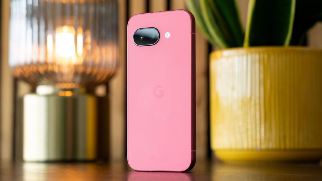 google pixel 9a auf tisch mit vase und lampe