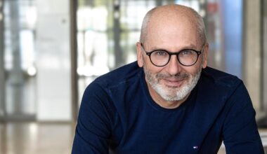 Peter Grandl schreibt mit „Reset“ einen Thriller, der die digitale Welt schonungslos hinterfragt