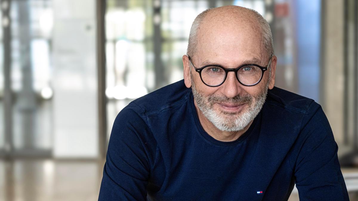 Peter Grandl schreibt mit „Reset“ einen Thriller, der die digitale Welt schonungslos hinterfragt