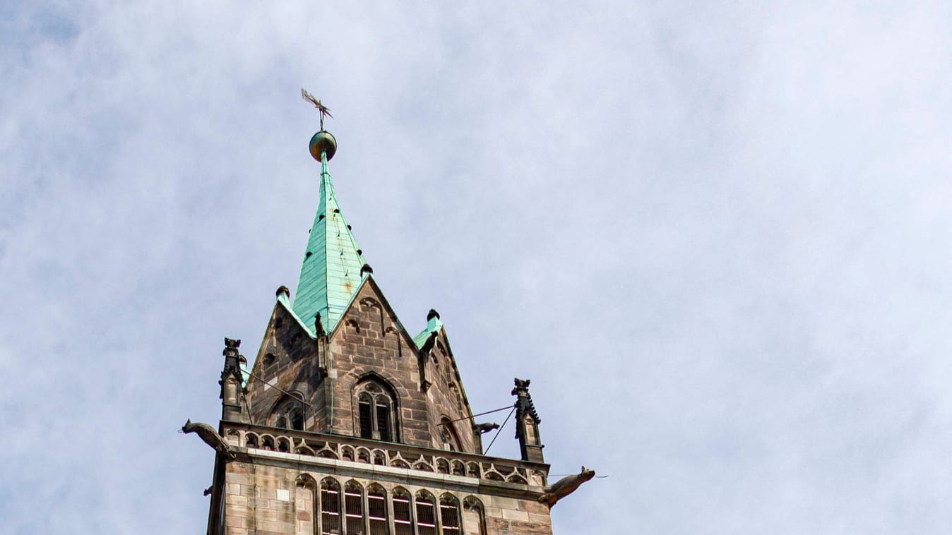 Grauer Schleier über der St.-Lorenz-Kirche in Nürnberg (Symbolfoto): Ein Wetterphänomen steckt offenbar dahinter.