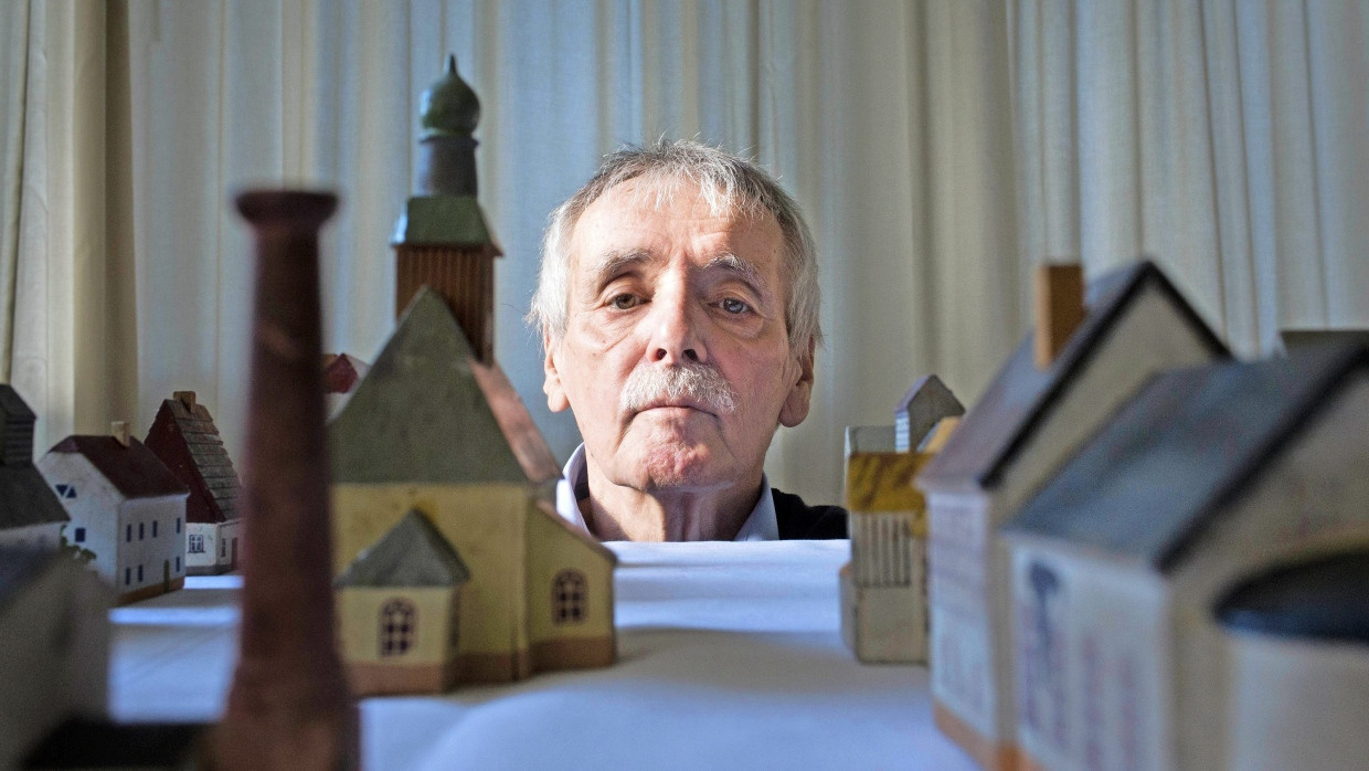 Guntram Vesper in Göttingen 2016 vor einem Modell seines Romanschauplatzes Frohburg