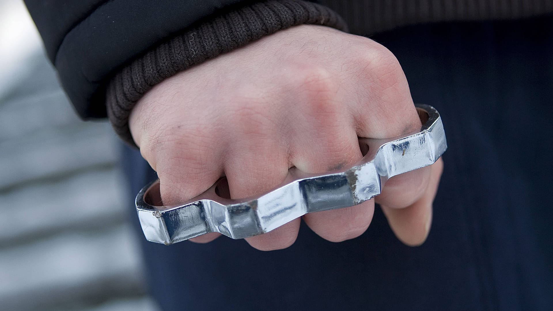 Hand mit Schlagring (Symbolbild): Einer der Täter soll einen solchen eingesetzt haben.
