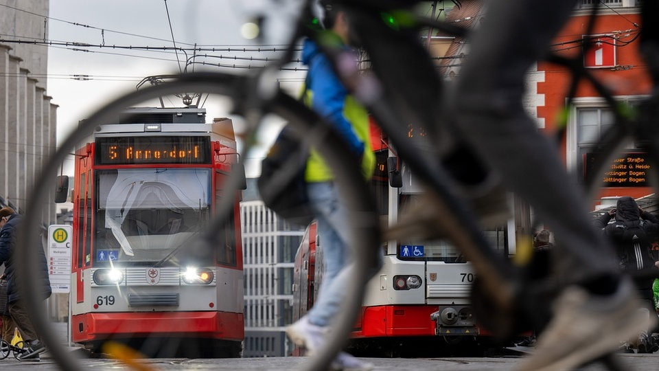 Straßenbahn in Halle entgleist: Unfallursache noch unklar