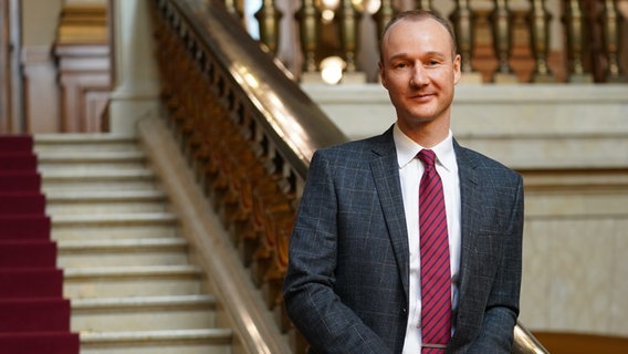 Der neue Hamburger Antisemitismusbeauftragte Stefan Hensel steht nach seiner Vorstellung im Treppenhaus des Rathauses. Am 1. Juli 2021 beginnt die dreijährige Amtszeit des neuen Antisemitismusbeauftragten Hensel. © dpa Foto: Marcus Brandt