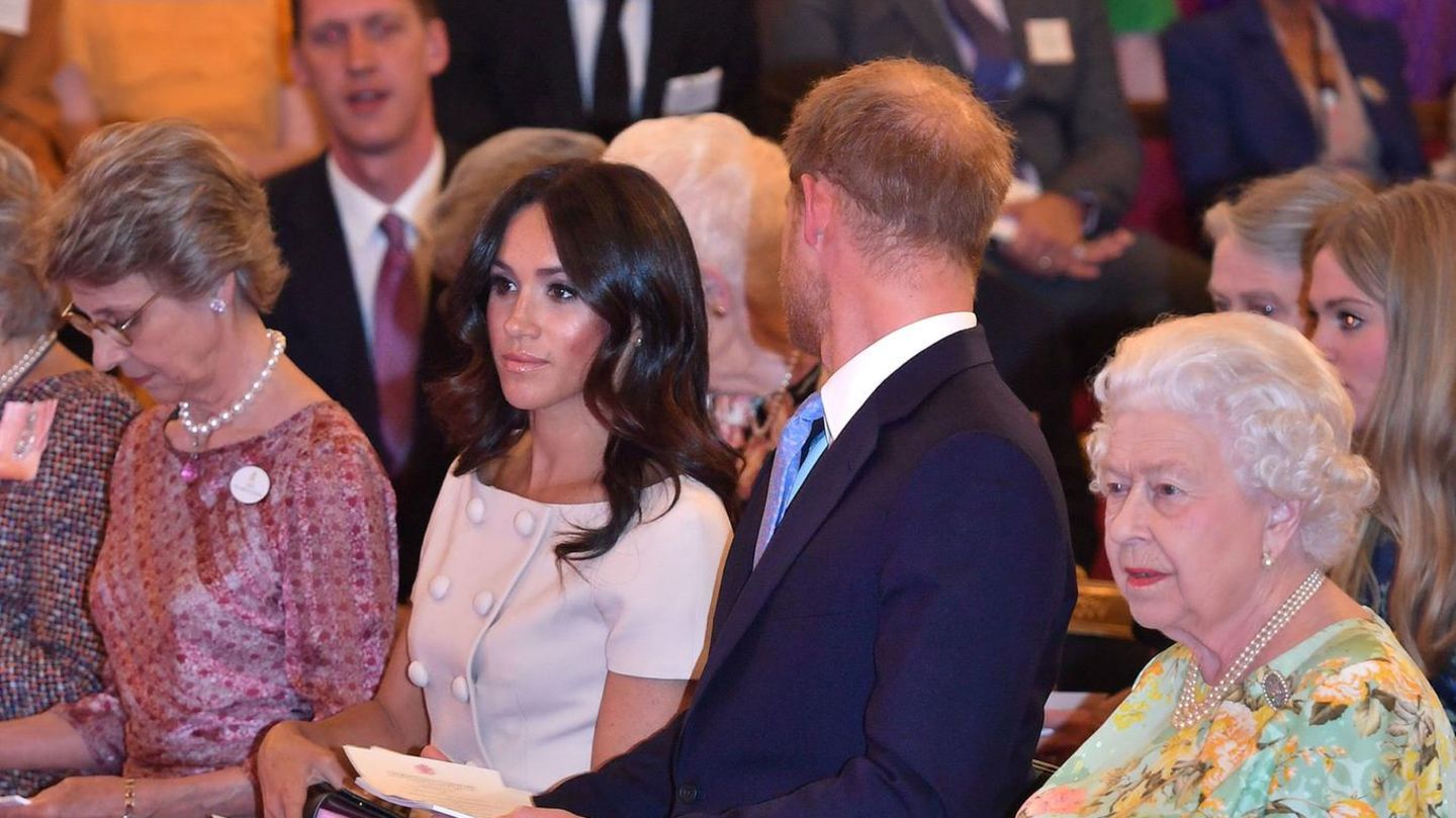 Herzogin Meghan + Harry: Ahnte Queen Elizabeth das Desaster voraus?