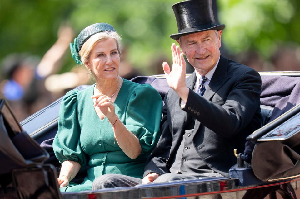 Herzogin Sophie wählt für das diesjährige Trooping the Colour ein dunkelgrünes Kleid mit Puffärmeln und V-Ausschnitt