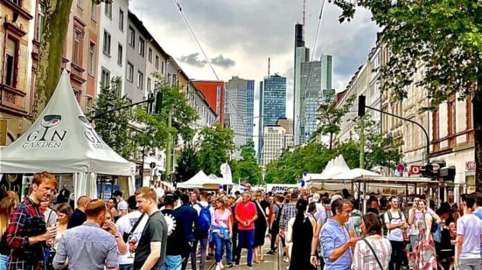 Hier wird bald wieder gefeiert (Archivbild): Die Schweizer Straße verwandelt sich in einen Partyort.