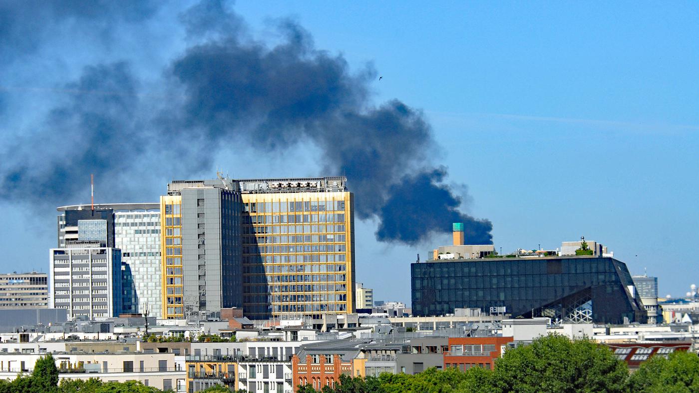 Brand auf Dach eines Hochhauses in der Kurfürstenstraße gelöscht