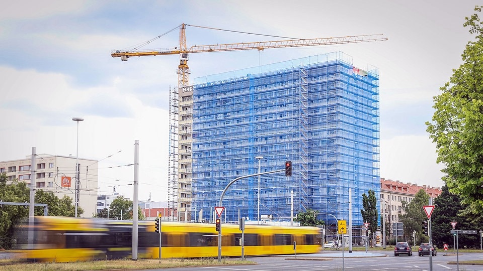 Aus "Sozialismus siegt" wird Luxusblick: Dresdner Hochhaus am Pirnaischen Platz fast bezugsfertig