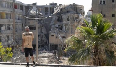 Ein Israeli blickt auf ein durch eine iranische Rakete zerstörtes Gebäude in der Stadt Holon südlich von Tel Aviv