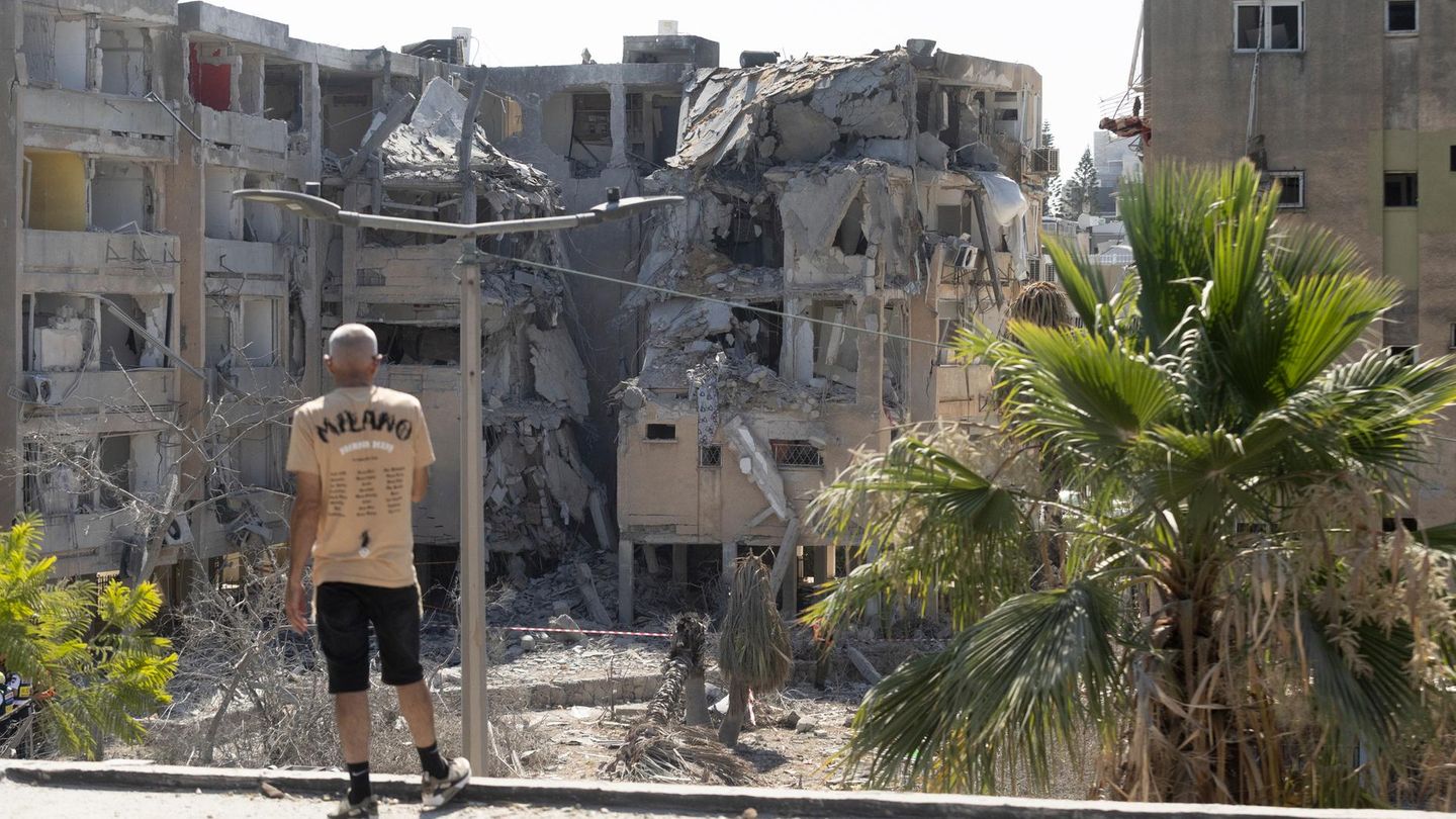 Ein Israeli blickt auf ein durch eine iranische Rakete zerstörtes Gebäude in der Stadt Holon südlich von Tel Aviv