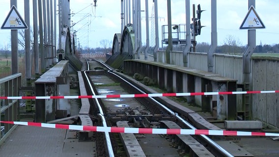 Die Huntebrücke ist nach einer Kollision mit einem Binnenschiff beschädigt. © NonstopNews 