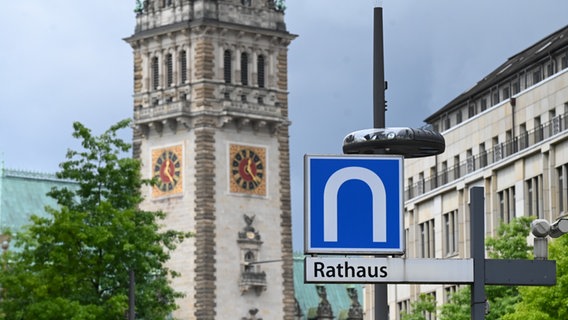 Mit einem umgedrehten U  machen der Verkehrsverbund hvv und die Hochbahn derzeit auf die Bedeutung eines nachhaltigen Verkehrs aufmerksam. © picture alliance/dpa Foto: David Hammersen